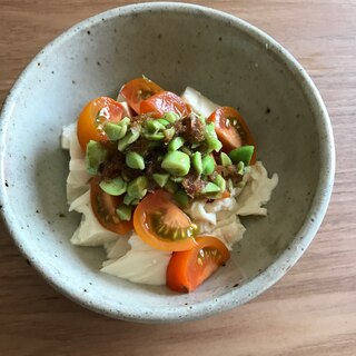 くずし豆腐とミニトマトのずんだドレッシングサラダ